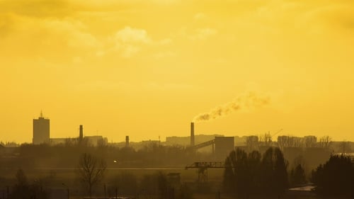 Silueta de ciudad oscura contra el fondo del atardecer o del amanecer