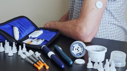 Un hombre que usa un medidor de glucosa no invasivo para medir el nivel de glucosa en sangre