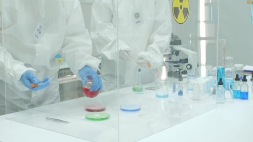 Équipe de scientifiques travaillant dans un laboratoire de recherche sécurisé de haut niveau