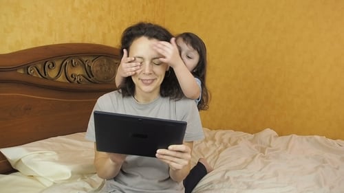 Mamá con una tableta