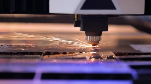 CNC-Laserschneiden von Metall in moderner Industrietechnik