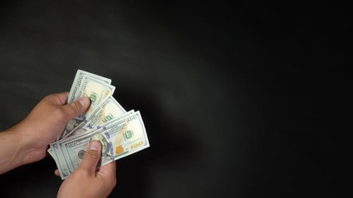 Die Leute zählen die Dollar