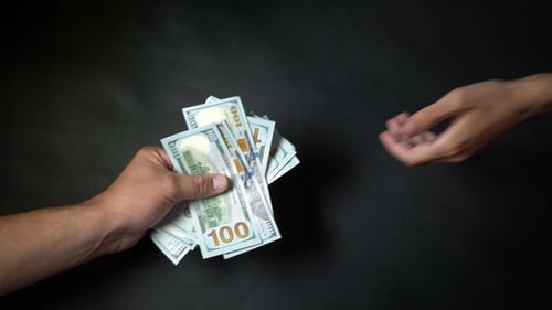 Leute tauschen Geld aus