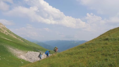 Wandermenschen auf Bergen im Hintergrund Grüne Hügel und Hochländer