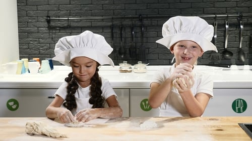 Kochen macht Spaß. Zwei kleine Kinder kochen zusammen