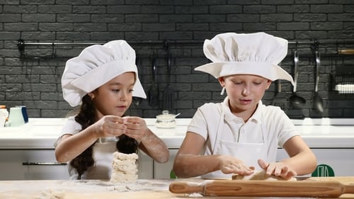 Los niños se divierten cocinando juntos
