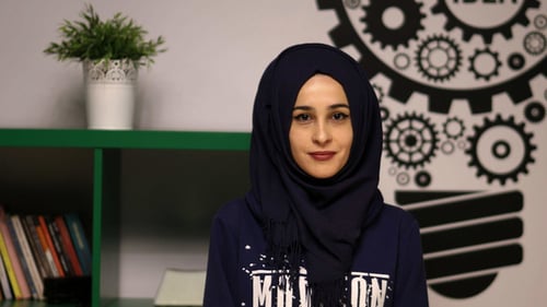 Junger Muslim schaut