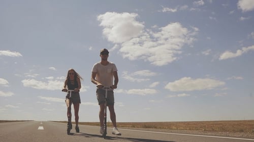 Les jeunes font du scooter. Autour du champ vide et de l'autoroute