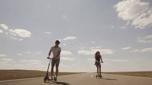 Les jeunes font du scooter. Autour du champ vide et de l'autoroute