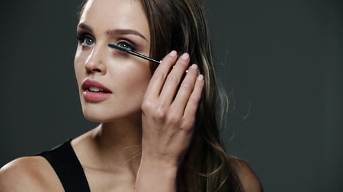 Modisches Make-up. Frau macht Augen-Make-up mit Wimperntusche