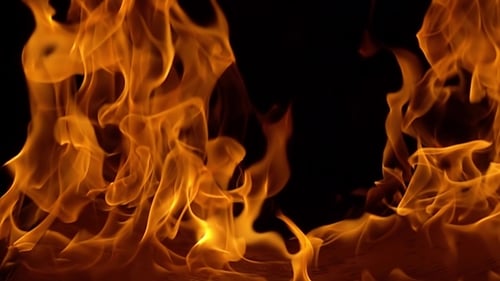 Flammen des Feuers auf schwarzem Hintergrund