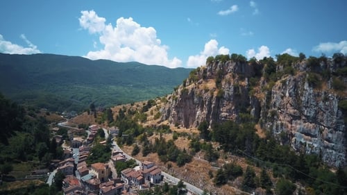 Video mit Drohnenaufnahmen aus der Luft — Panoramablick auf Tagliacozzo, AQ.
Italien