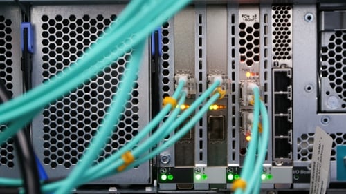 La cámara muestra los cables conectados a un potente servidor minero en la granja