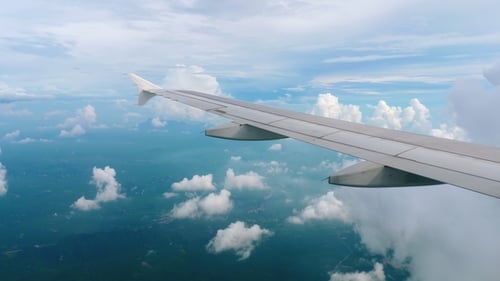 Luftaufnahme Landschaft vom absteigenden Flugzeug