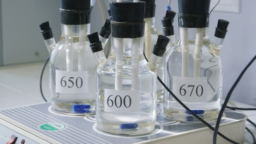 Fermer View Appareil d'essai avec ampoules et mélange de liquide