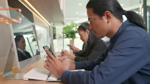 Businesteam utilisant des smartphones avec détente sur le bureau de travail au bureau