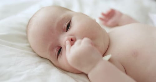 Ruhig schlafender kleiner Junge mit Schnuller