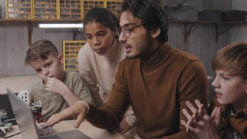 Jeune professeur moderne au travail
