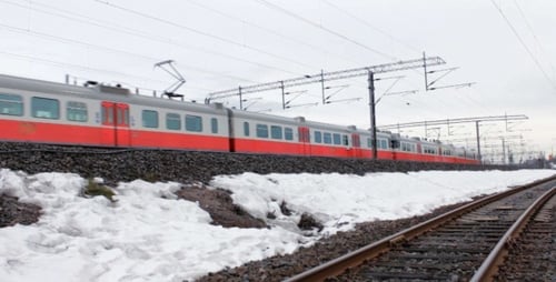 Drei vorbeifahrende Hochgeschwindigkeitspersonenzüge