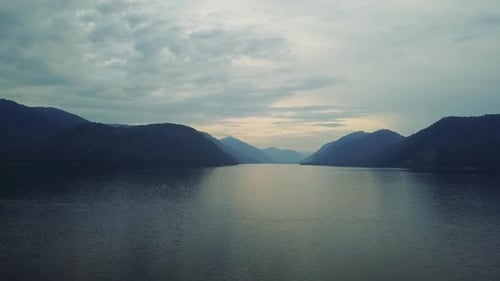 Teletskoye-See und Altai-Gebirge. Nördliche Küste. Drohnen-Luftaufnahmen