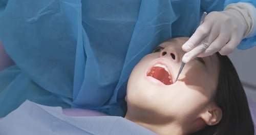 Mujer revisa los dientes en la clínica dental