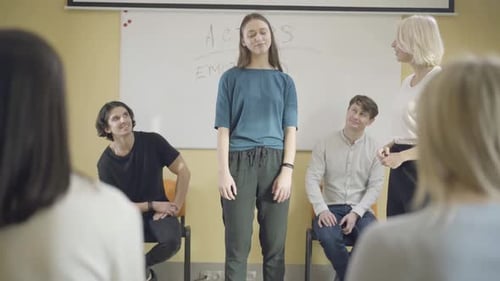 Mujer caucásica delgada y hermosa que interpreta diferentes expresiones estudiando actuación en interiores