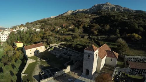Historische Stätte in Baska, Luftaufnahme