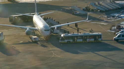 Los pasajeros salen del avión