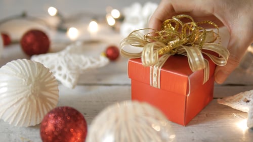 Weihnachtsdekoration und Geschenkbox