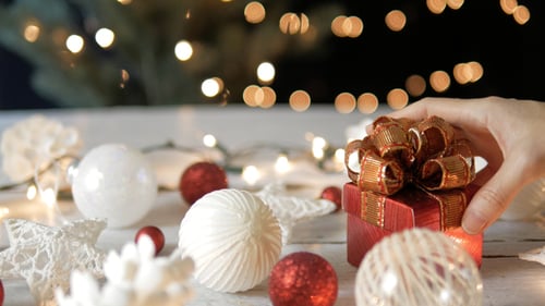 Weihnachtsgeschenk mitnehmen