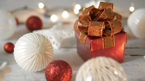 Weihnachtsdekoration und Geschenkbox