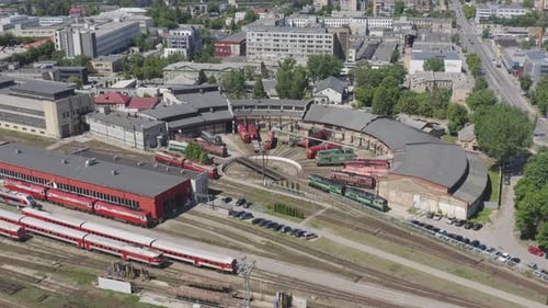 Zugdepot mit wartungs- und servicebereiten Diesellokomotiven