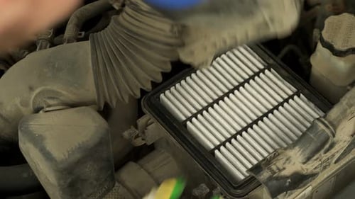 Mann Hände in Arbeit Handschuhe Wechseln Sie den Auto-Luftfilter Nahaufnahme