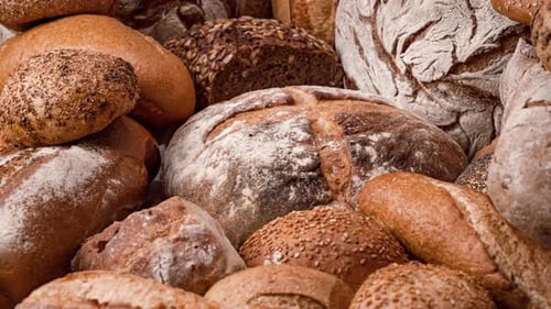 Du pain naturel fraîchement cuit est sur la table de la cuisine