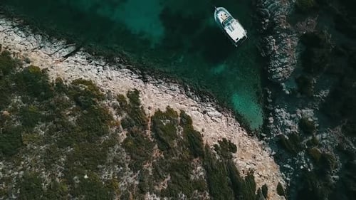 Belle mer et bateau blanc