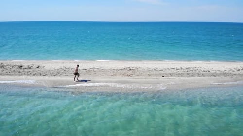 Luftaufnahme eines einsamen Mannes an der Küste