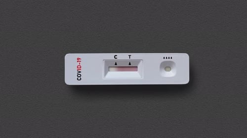 Unidad de prueba rápida para detectar coronavirus en fondo oscuro