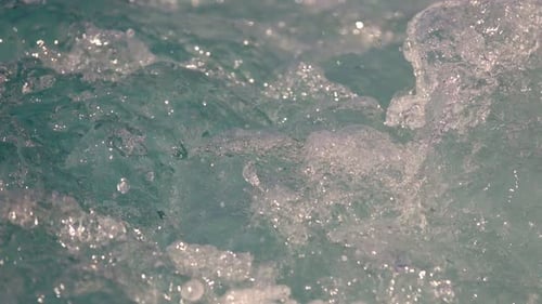Boot aufwachen. Wasser erwacht vom Boot