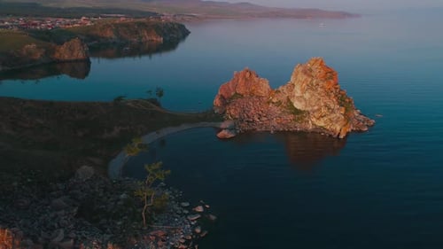 Foto aérea de Shamanka con cuadricóptero del lago Baikal, amanecer de verano