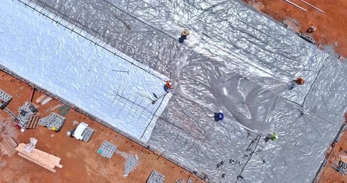 Ein Barriere-Kunststoff wird installiert, bevor das Betonfundament eines Gebäudes gegossen wird
