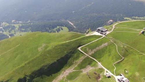 Drone s'approchant de la crête de Seceda, le point culminant du parc naturel de Puez Odle