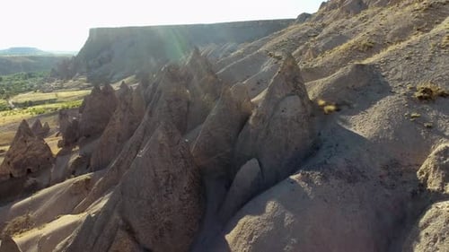Cheminées de fées, cheminées de fées et formations rocheuses volcaniques sédimentaires dans la Stone Valley érodée