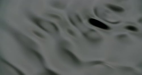 Wasser bildet in Zeitlupe seltsame Formen. Statische Makroaufnahme.