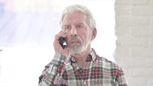Retrato de hombre viejo casual alegre hablando por teléfono inteligente