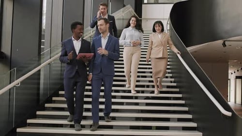 Разнообразные бизнесмены спускаются вниз