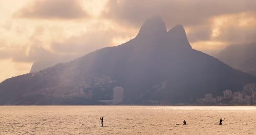 Praticantes de remo na praia de Ipanema, Rio de Janeiro, Brasil