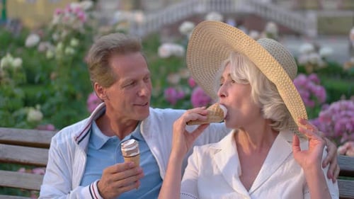 Pareja con helado sonriendo