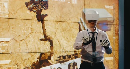 Technicien utilisant un casque VR et des gants d'exosquelette