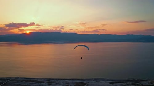 Parapente dans le ciel