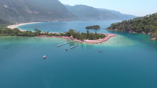 Strandurlaub und Tretboot im bewaldeten Touristenmeer